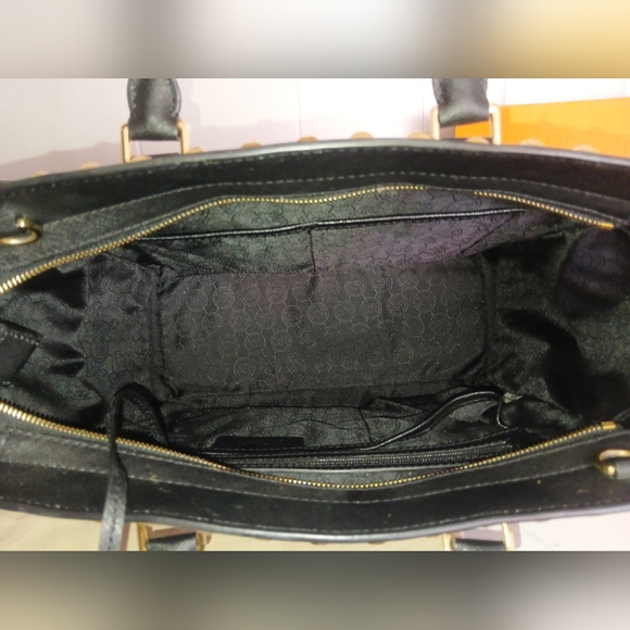 Michael Kors Black Bag With Pouch. - Picture 3 of 10